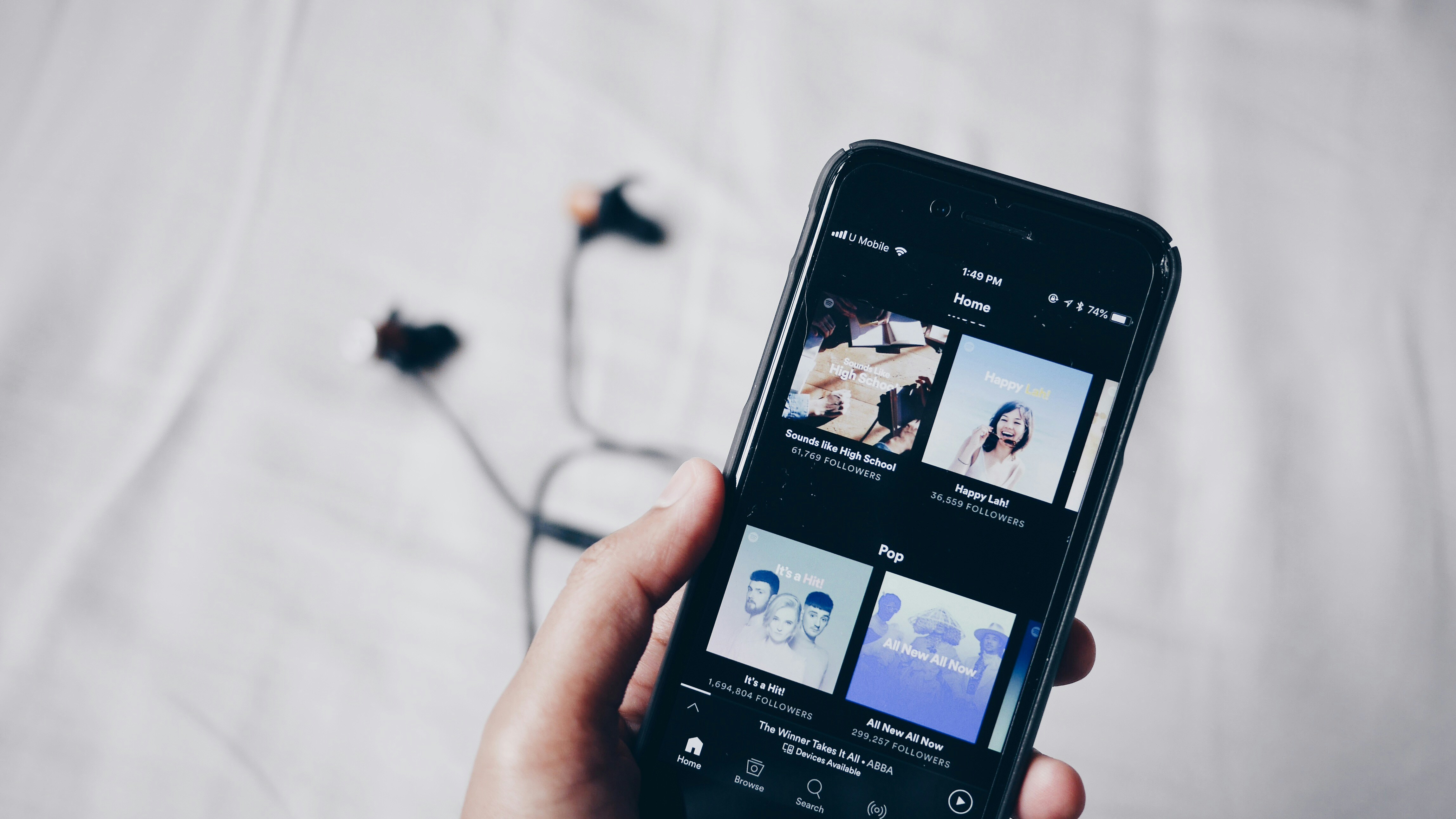 A Spotify sikeresen csökkenti a költségeket, meglepő bevételi és előfizetői növekedést vár