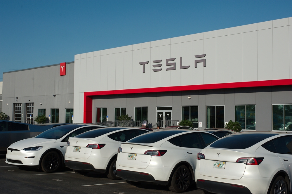 Největší pád v historii Tesly, spory s Trumpem a nejistá budoucnost elektromobility